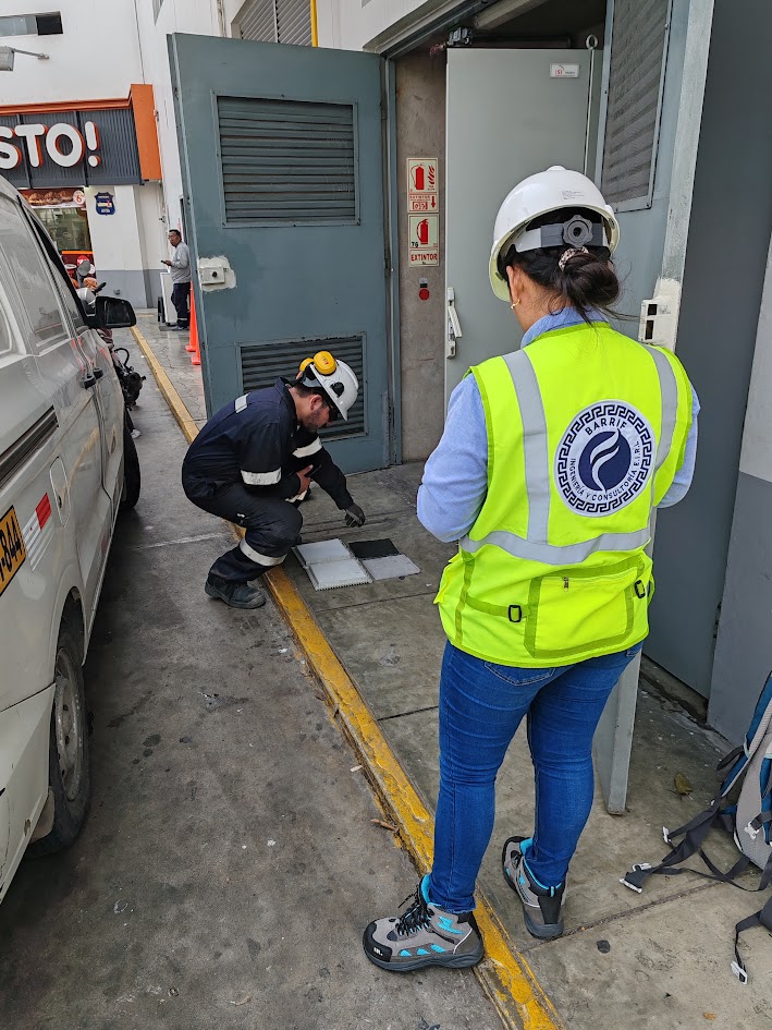 Equipo de consultores de seguridad industrial revisando un plan de trabajo
